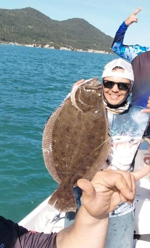 Pescaria focada em robalos e badejos com iscas artificiais em Florianópolis-SC