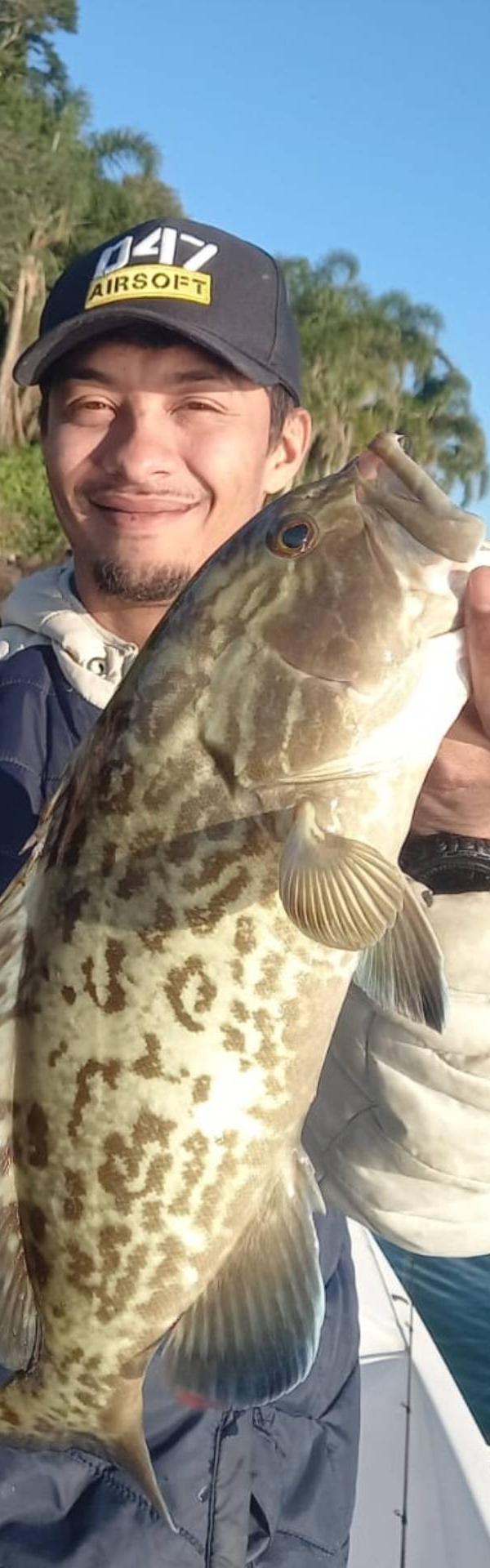 Pescaria focada em robalos e badejos com iscas artificiais em Florianópolis-SC