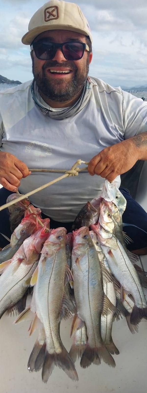 Pescaria focada em robalos e badejos com iscas artificiais em Florianópolis-SC